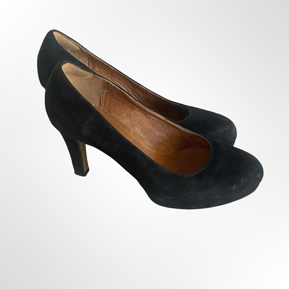Clarks Shoes - Clark's Artisan Women's Black Suede Mid-Heel Pumps in size 7.5